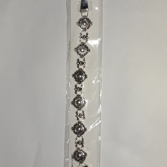 icon collection Jewelry - Nwt icon collection color silver western style bracelet